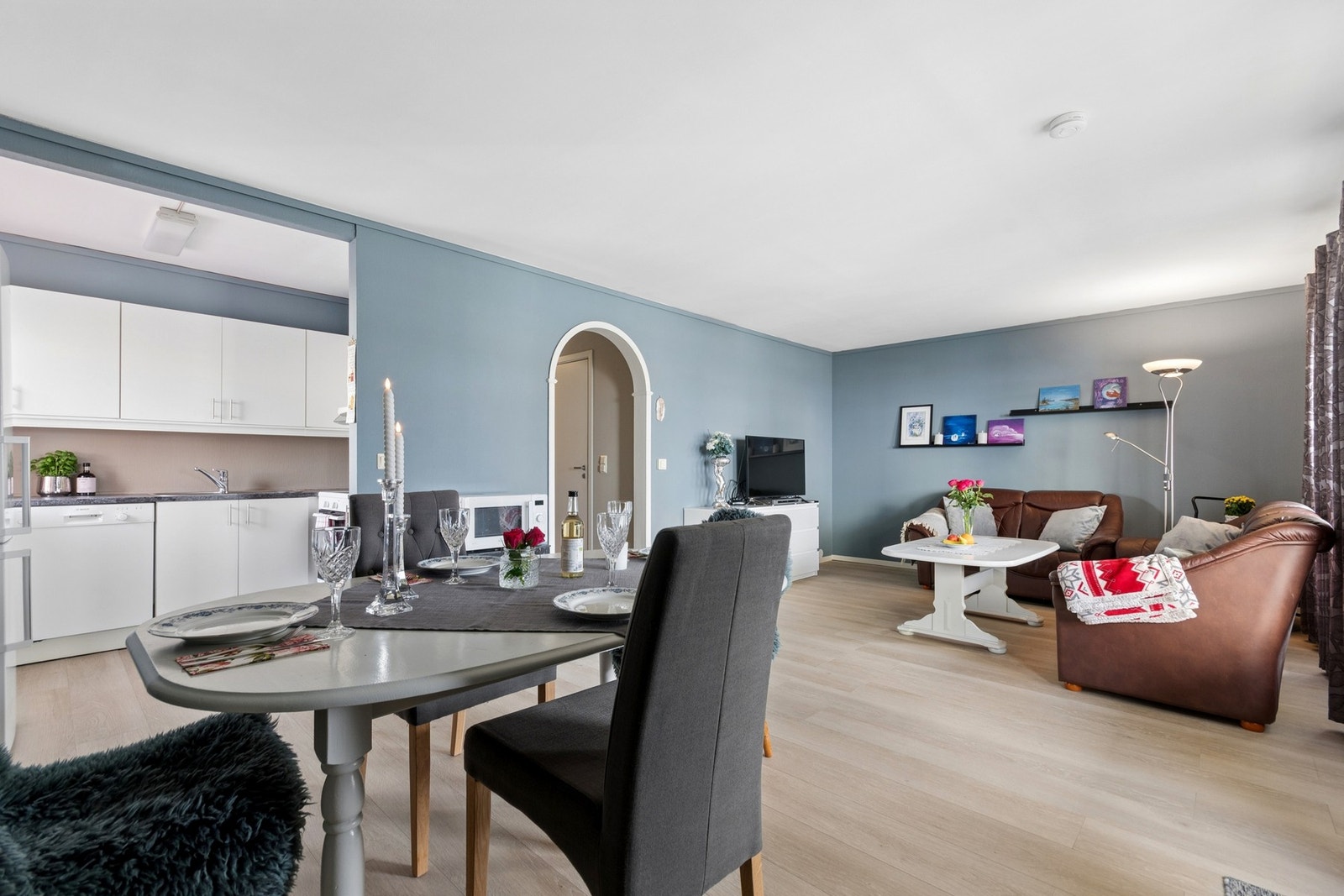 Fra stua er det utgang til en romslig og delvis overbygd balkong på ca. 16 m². Galleribilde