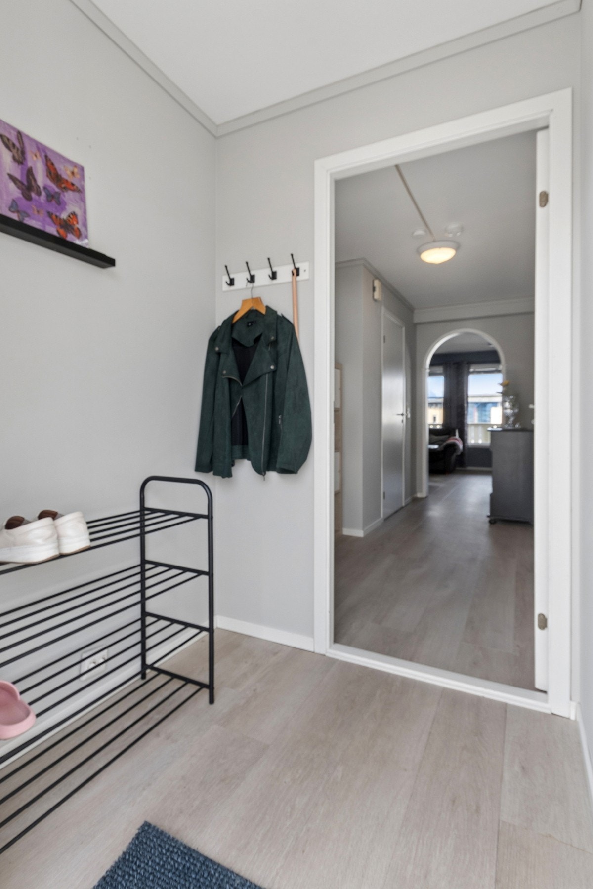 Entré med plass til jakkeoppheng og skohylle. Galleribilde