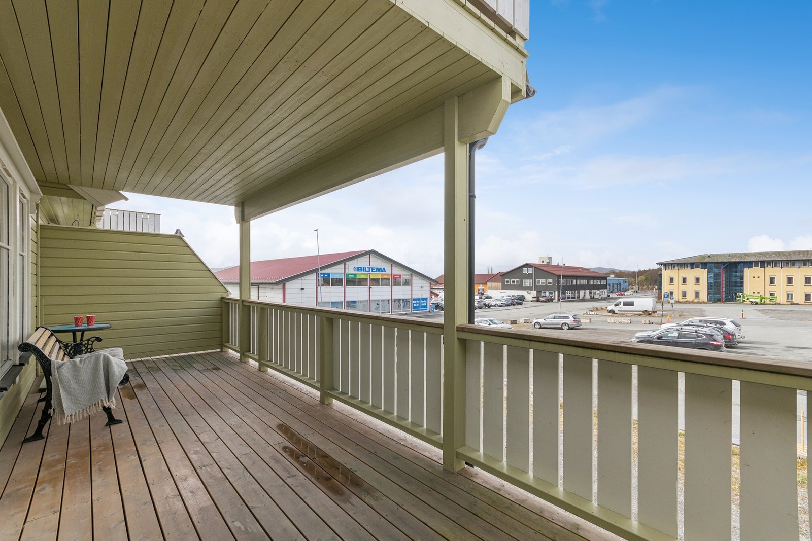 Delvis overbygd balkong på ca. 16 m². Galleribilde