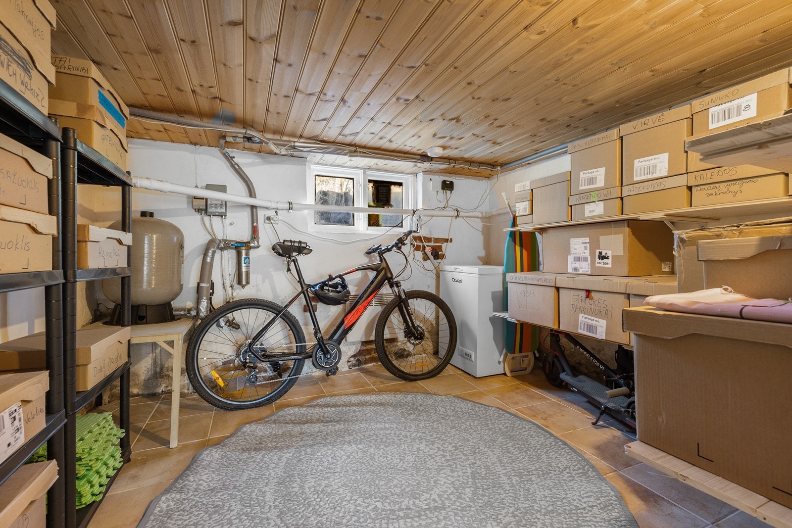 Kjelleren har et teknisk rom / verksted med god plass til oppbevaring. Galleribilde