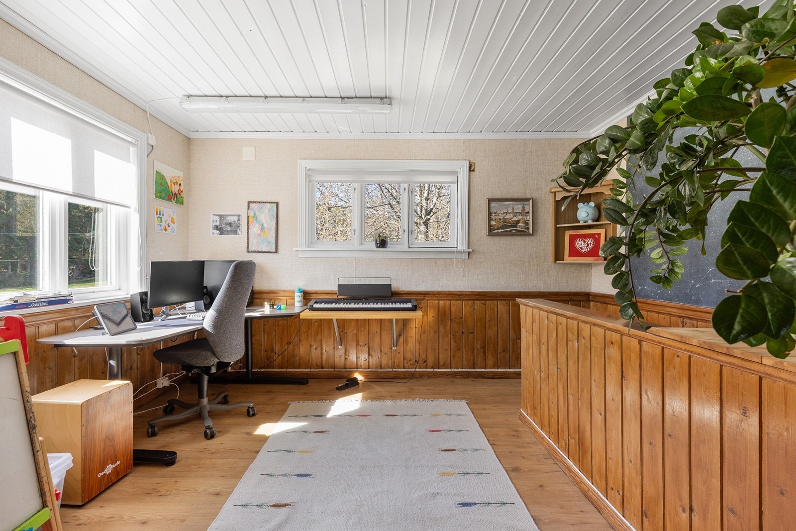 Stue nummer to er i dag brukt som kontor. Her er det også trapp ned til kjelleren. Galleribilde