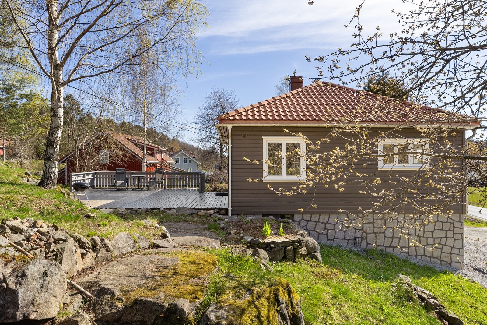 Tomten er flott opparbeidet, og er forsøkt enkel å vedlikeholde så man kan bruke sommeren på å slappe av. Galleribilde