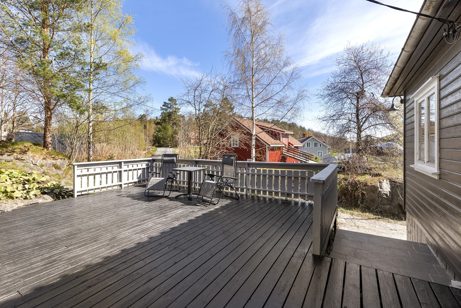 Boligen har en romslig terrasse med god plass til ulike soner for lange later sommerdager. Galleribilde