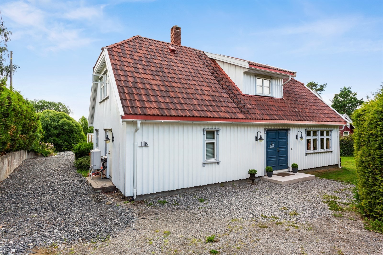 Det er enkel adkomst og parkering på gruset gårdsplass. Elegant tofløyet inngangsdør ønsker velkommen. Galleribilde
