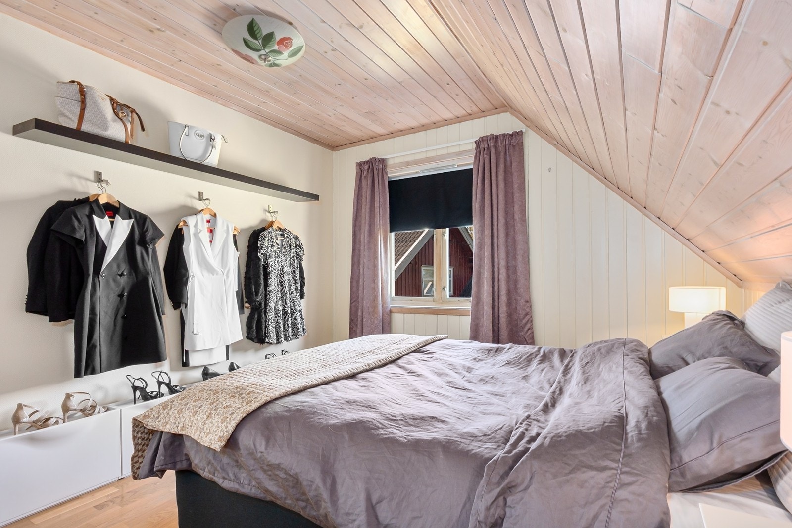 Hovedsoverommet har god plass til dobbeltseng og er innredet med knagger og hylle. Galleribilde
