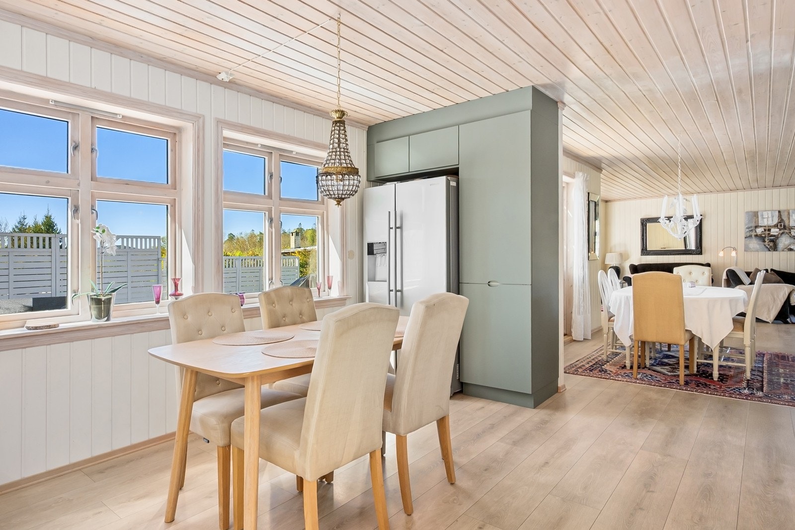 Rommet har plass til spisebord med hyggelig utsyn mot egen uteplass. Galleribilde