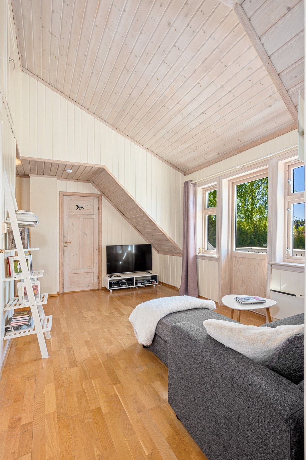 Loftstuen er i dag er innredet som TV-stue, med takhøyde delvis til møne og flere vindusflater for naturlig lys. Galleribilde