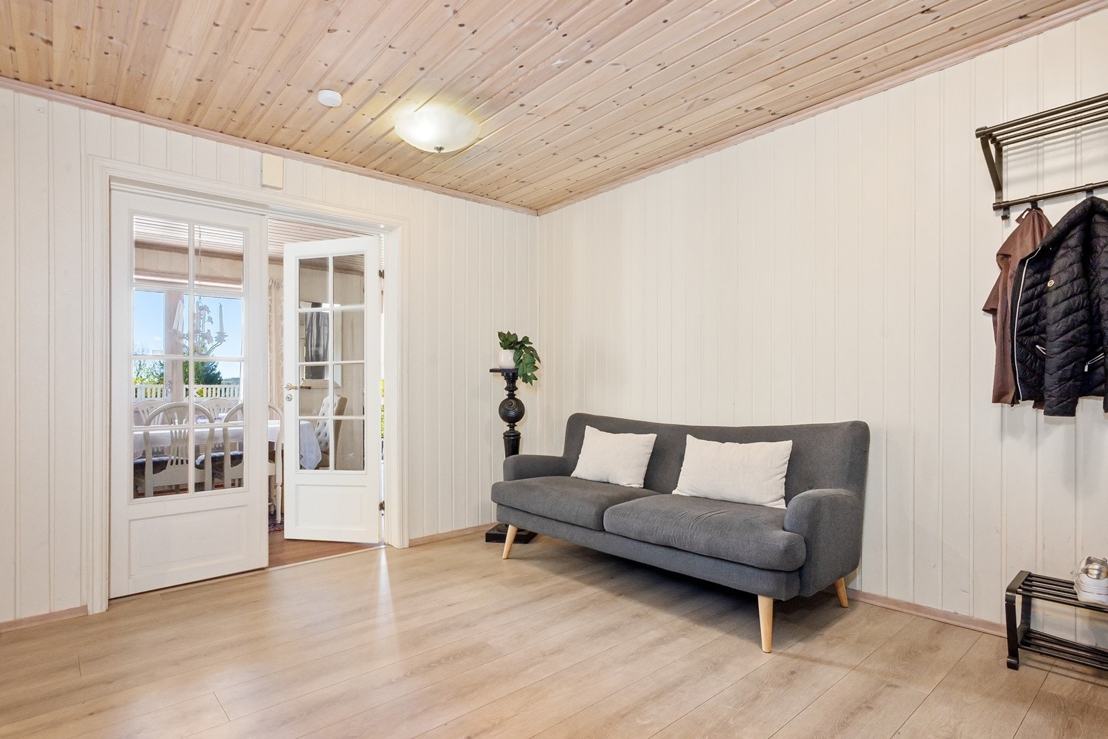 Det er vannbåren gulvvarme i nært hele 1. etasje. Fra hallen fører dobbel dør inn til hovedstuen. Galleribilde