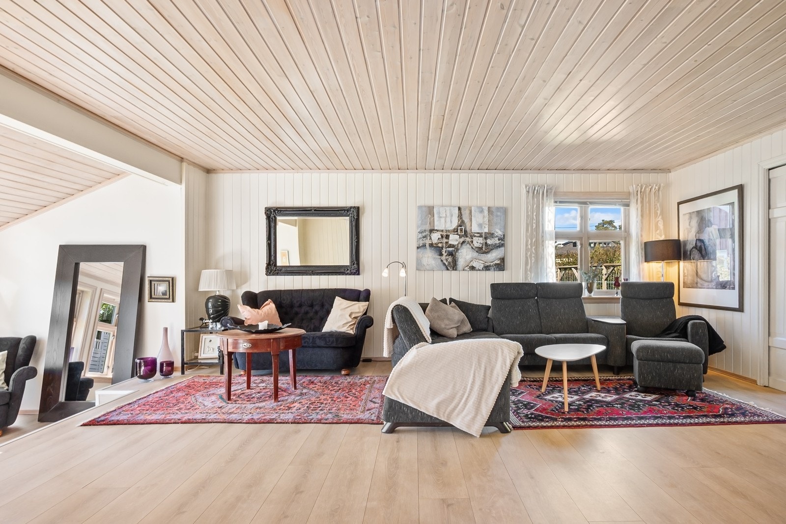 Det er god plass til flere sitteplasser, sofaløsning og spisestue. Galleribilde