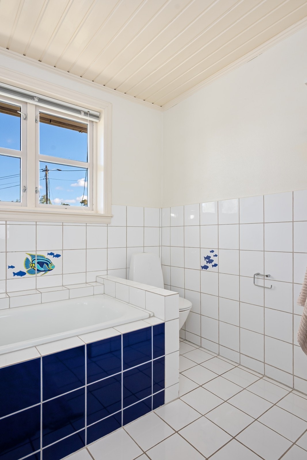 Badet er videre innredet med toalett, to servanter og flere skap for oppbevaring. Galleribilde