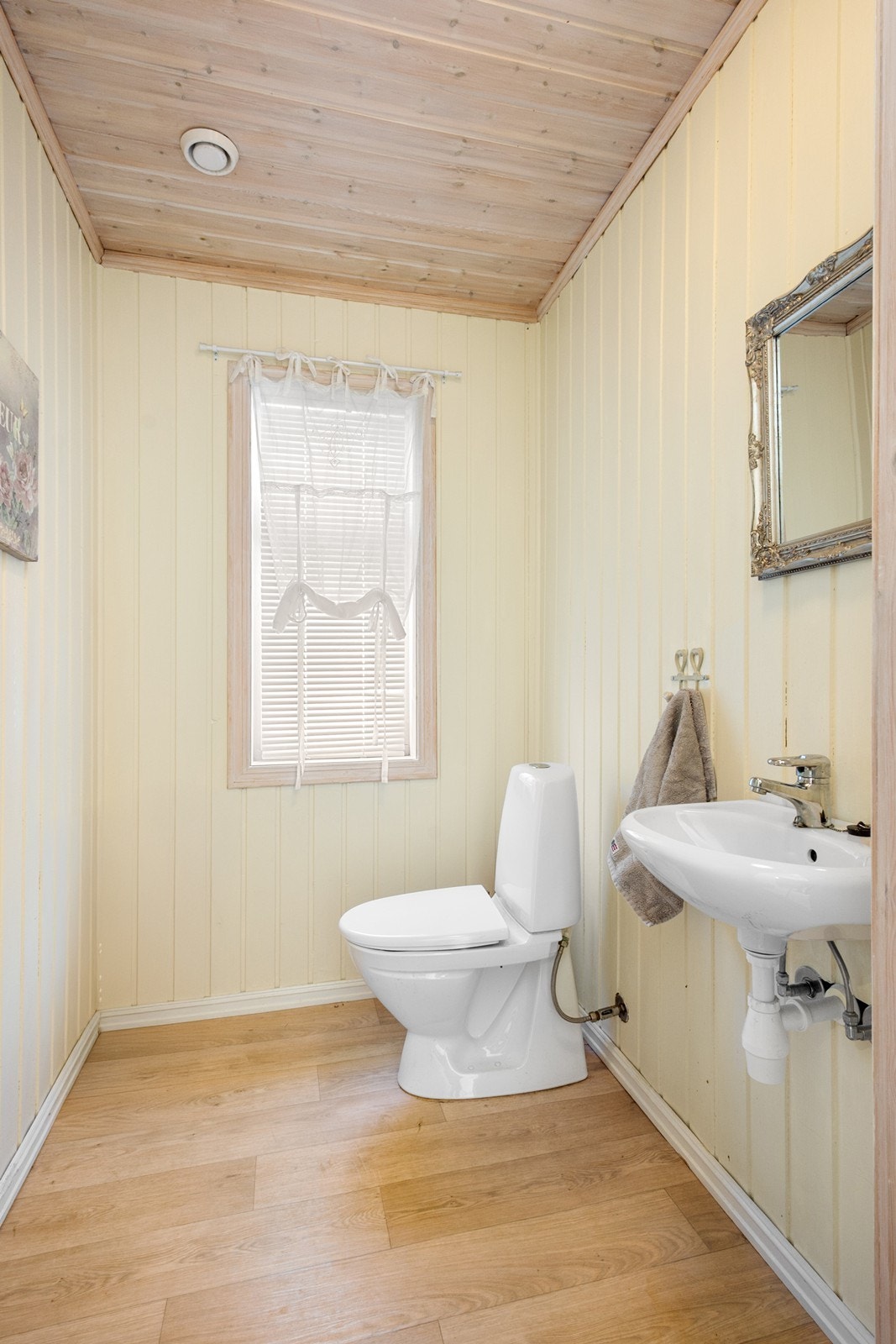 I tillegg til badet har boligen et toalettrom i 1. etasje med adkomst fra hallen, innredet med toalett og enkel servant. Galleribilde