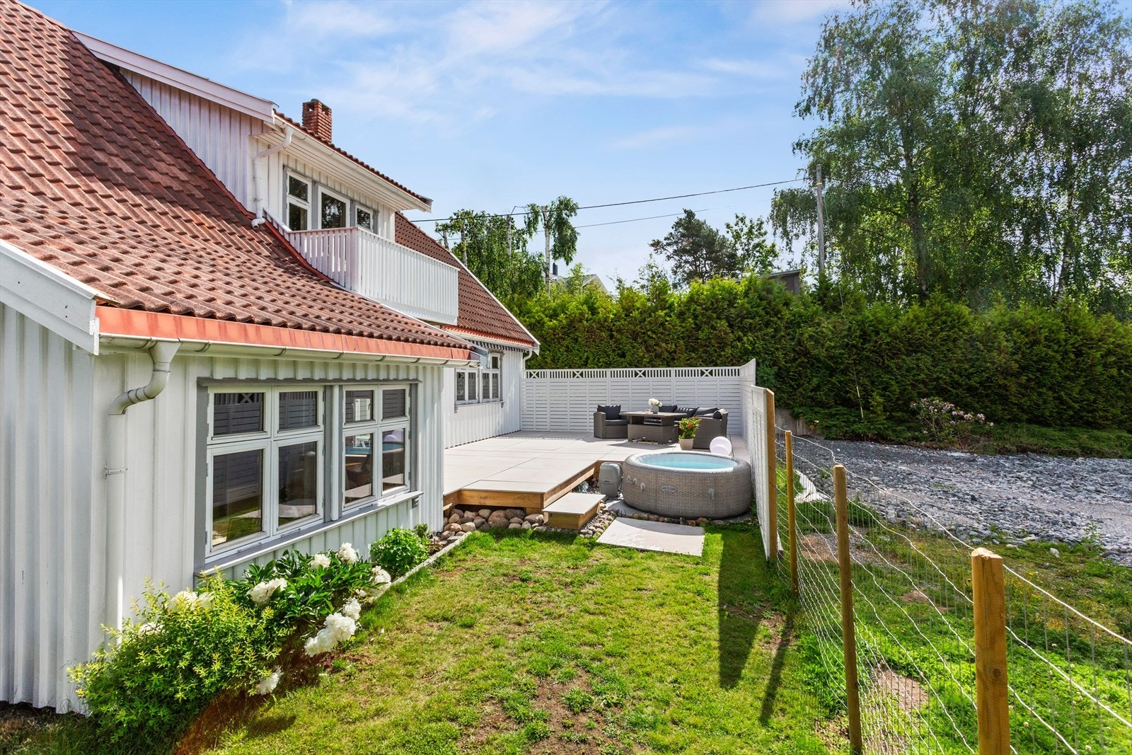Det er hyggelig utsyn mot grønne omgivelser av hekk og trær, og videre tilgang til plenareal. Galleribilde