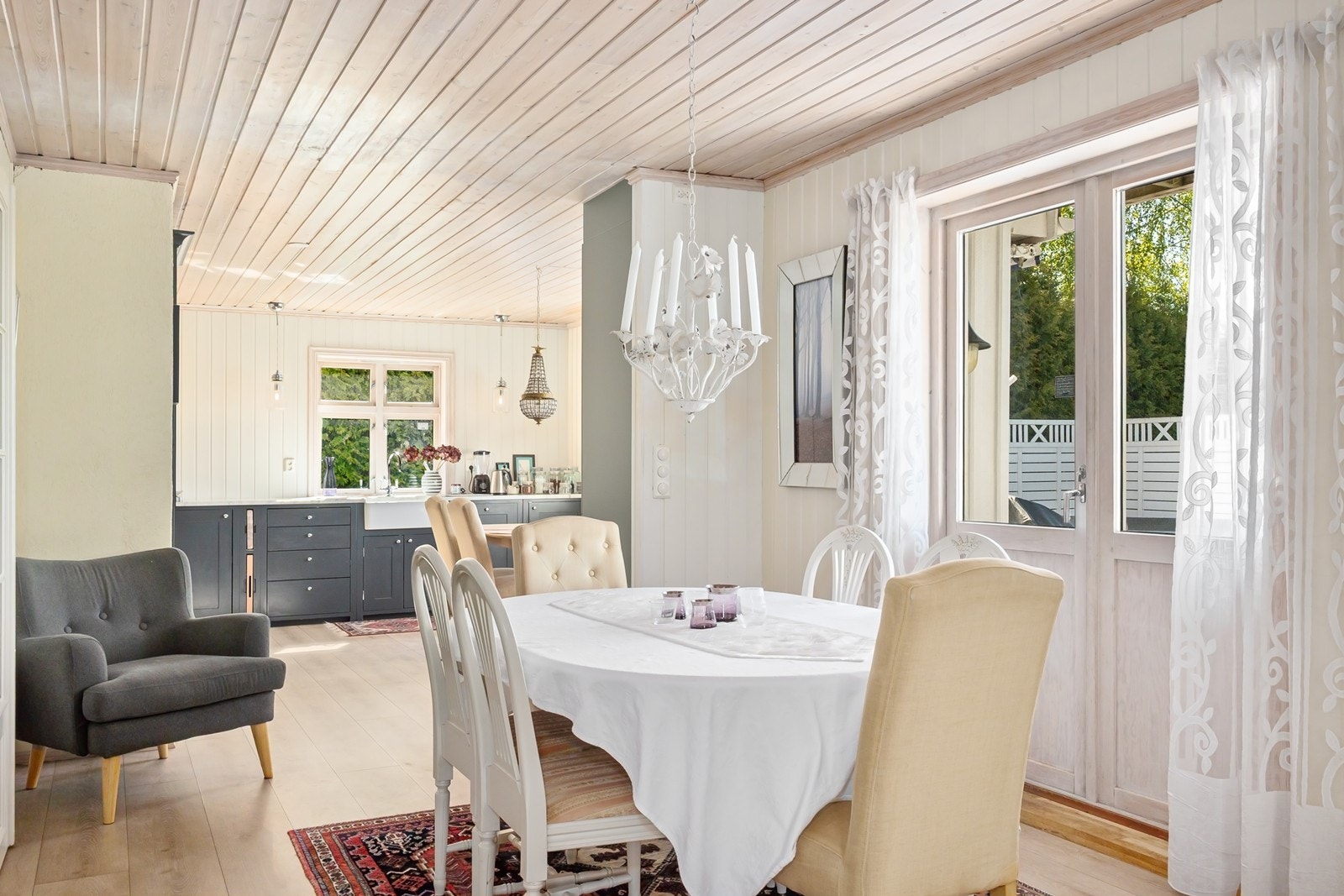 Herfra er det utgang til terrasse og hage. Galleribilde