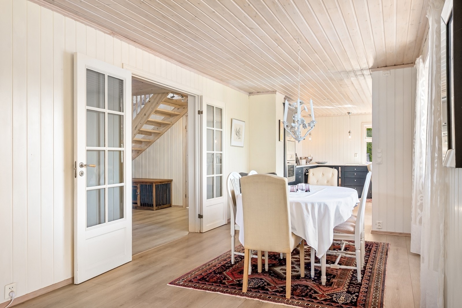 Mellom kjøkken og sofaløsning har spisestuen fått en naturlig og sosial plassering. Galleribilde