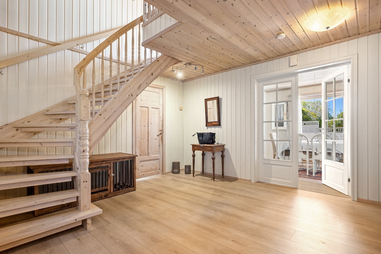 Vel inne er en romslig hall med gode mulighet for garderobeløsninger. Galleribilde