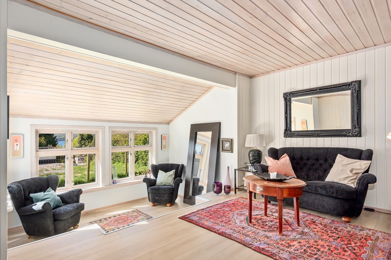 Store vindusflater gir rikelig med dagslys og det er flott 1-stavs laminat på gulv. Galleribilde