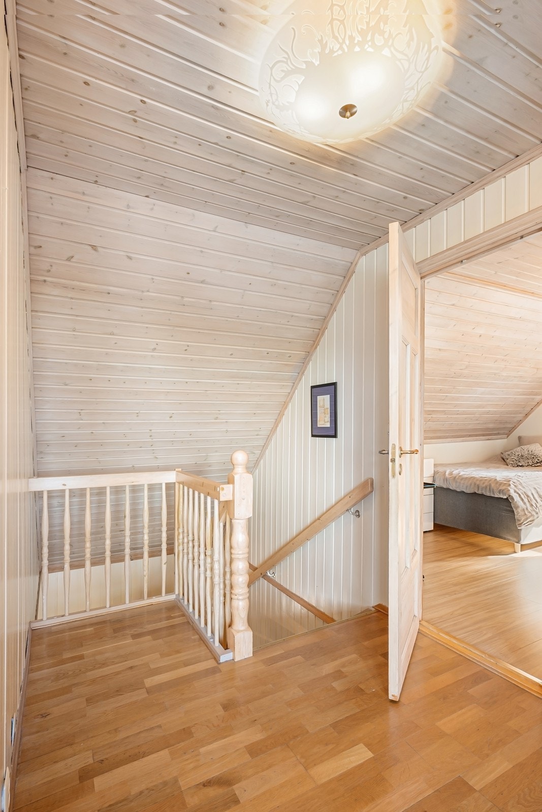 I 2. etasje finner du boligens bad, 4 soverom og en hyggelig loftstue som binder etasjen sammen. Galleribilde