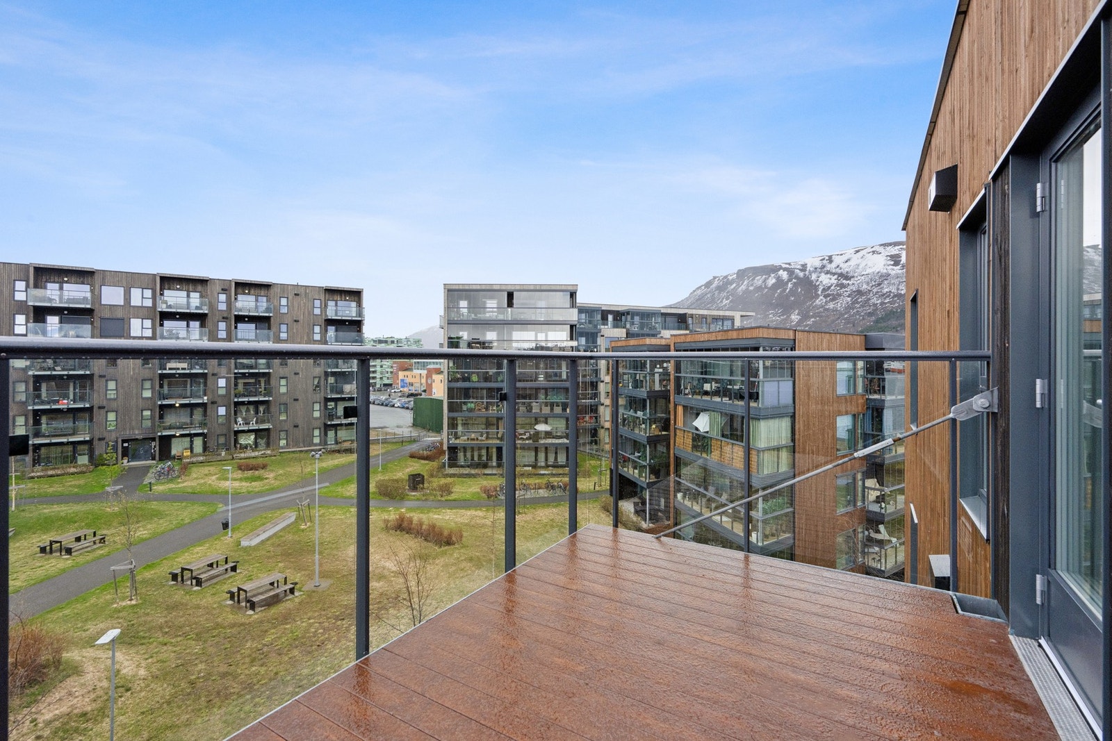 Balkongen har rekkverk i aluminium og glass med en høyde på ca. 123 cm. Galleribilde