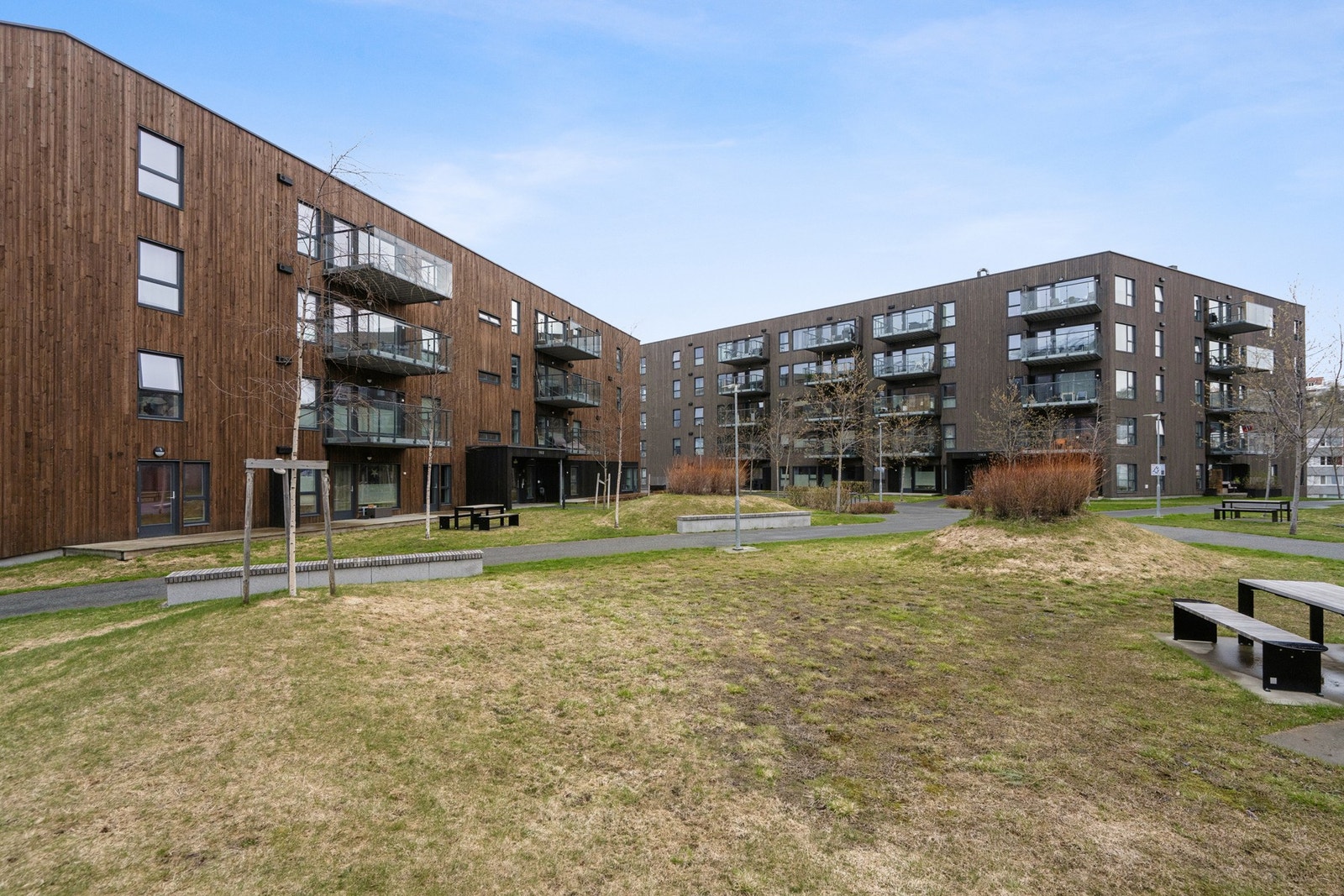 Fellesområdene er pent opparbeidet med plen, beplantning og sittegrupper. Galleribilde