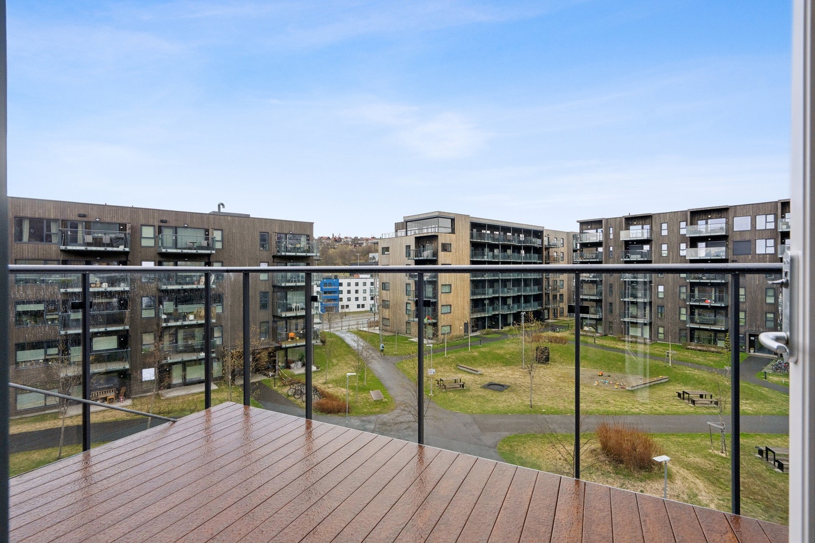 Fra stuen er det direkte utgang til en balkong på ca. 9 m² med utsikt over fellesarealene. Galleribilde