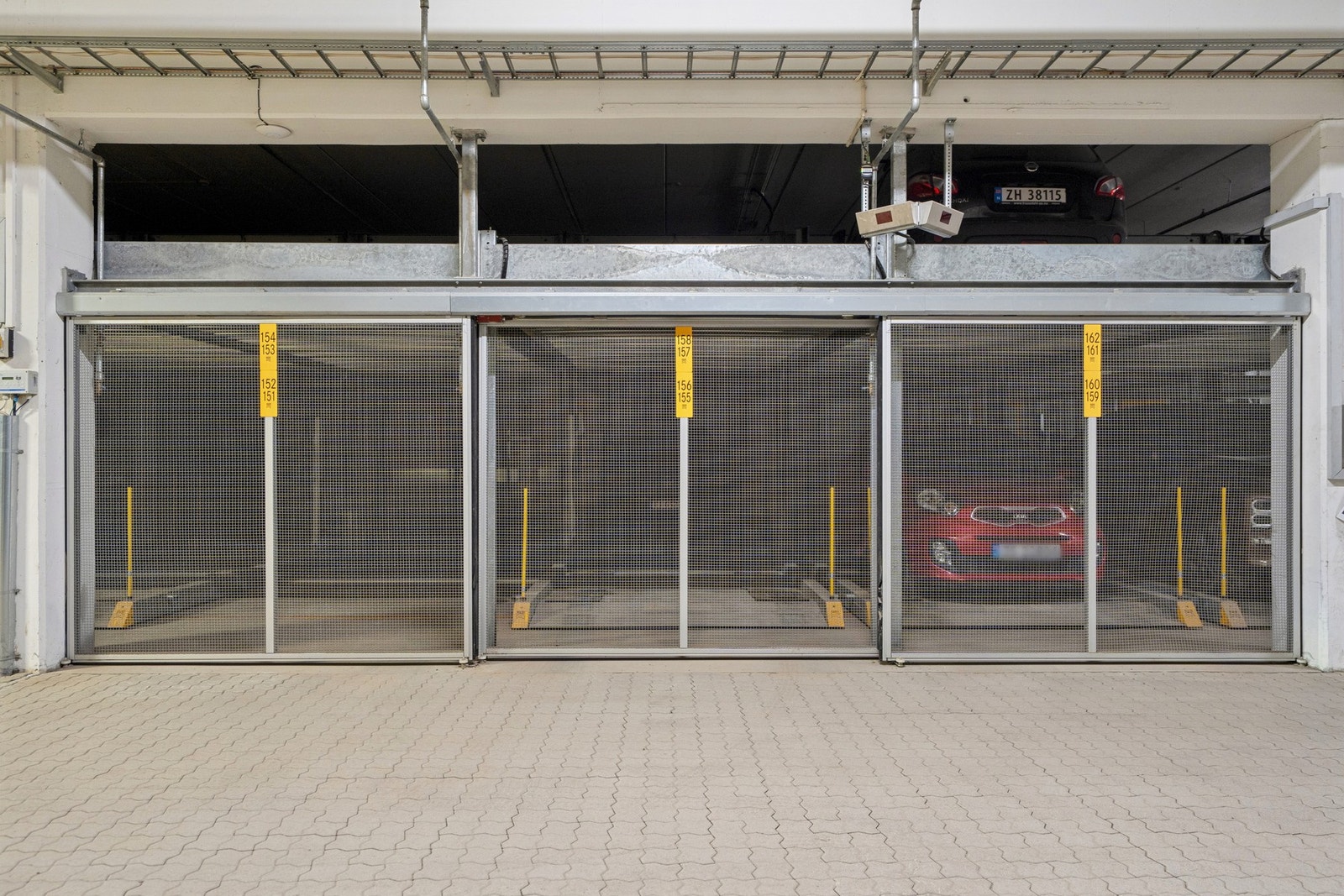 Det medfølger én fast oppstillingsplass i felles, lukket garasjeanlegg i bygningens parkeringskjeller. Galleribilde