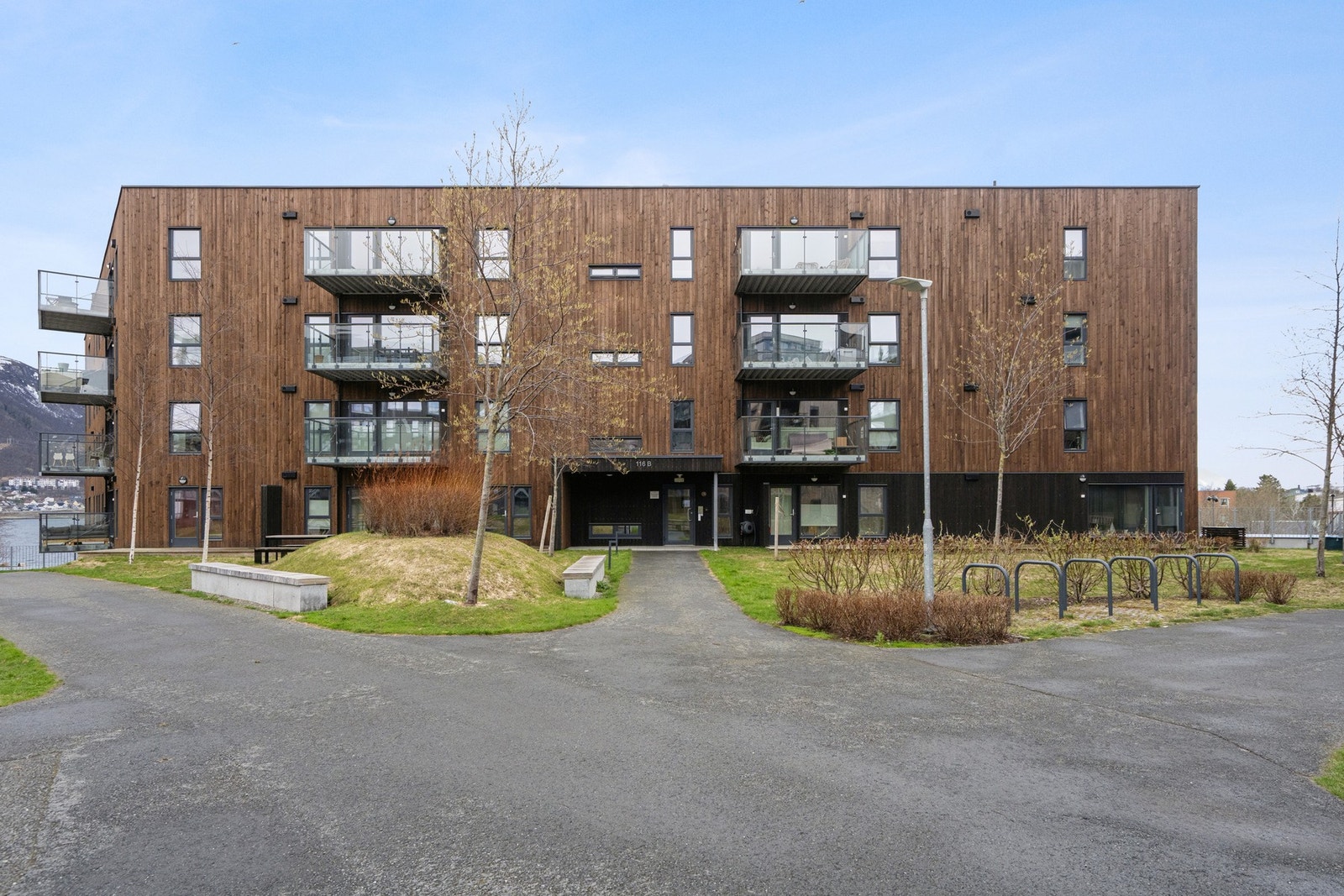 Bygget fra 2020 har en moderne fasade med stående bordkledning. Galleribilde