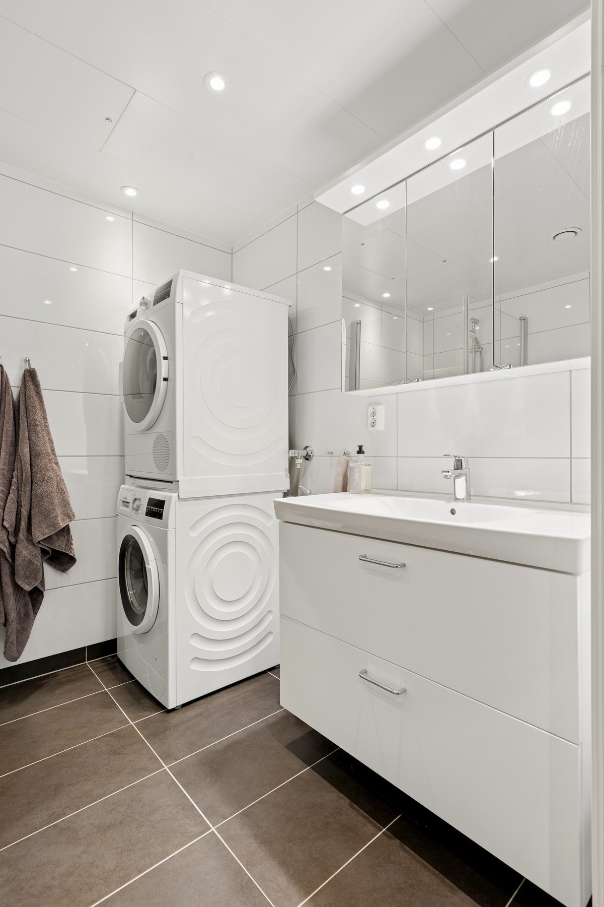 Badet har opplegg for vaskesøyle. Innredningen består av heldekkende servant og speilskap med belysning. Galleribilde