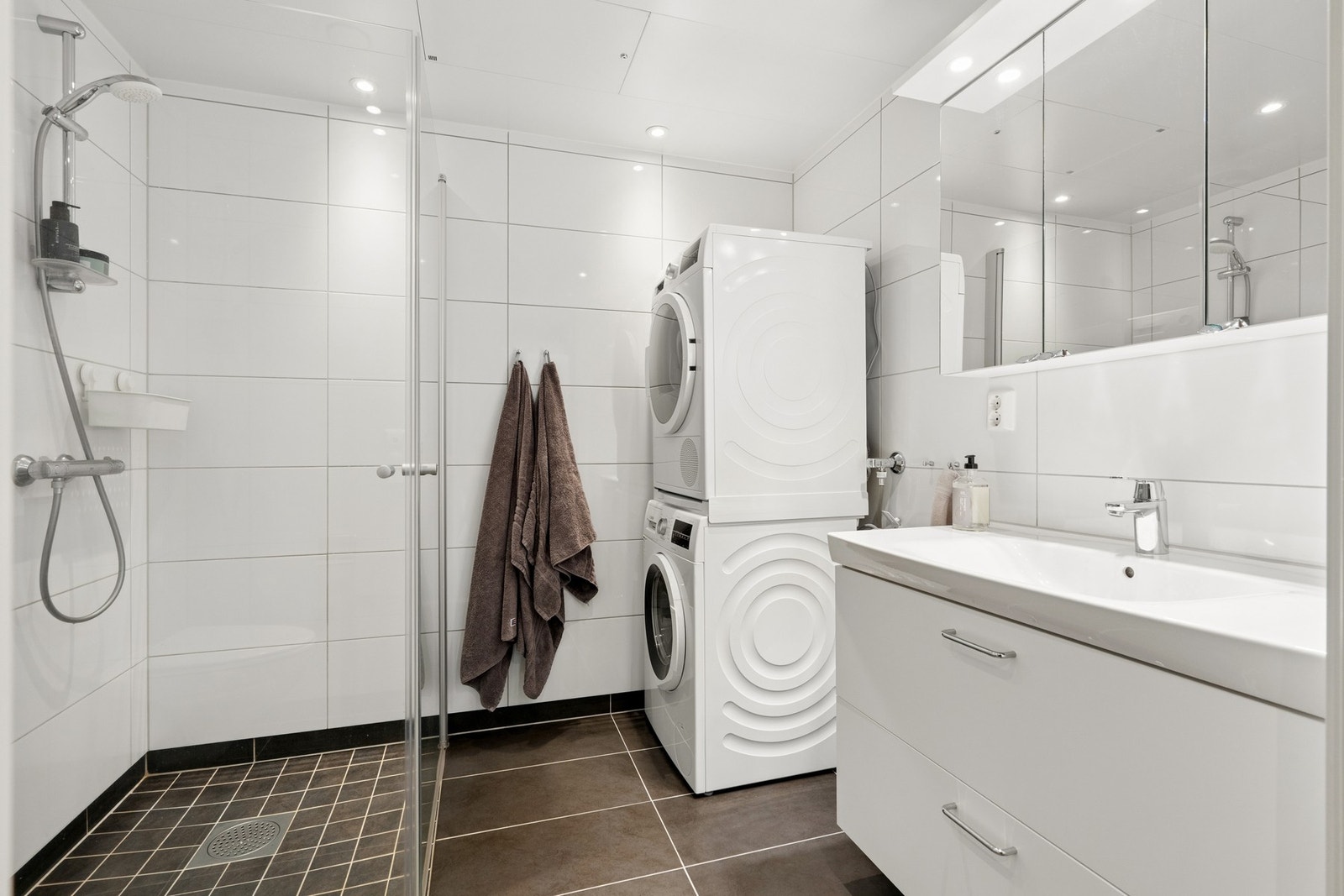 Elektriske varmekabler i gulvet gir god komfort. Avtrekk er tilkoblet det balanserte ventilasjonsanlegget. Galleribilde