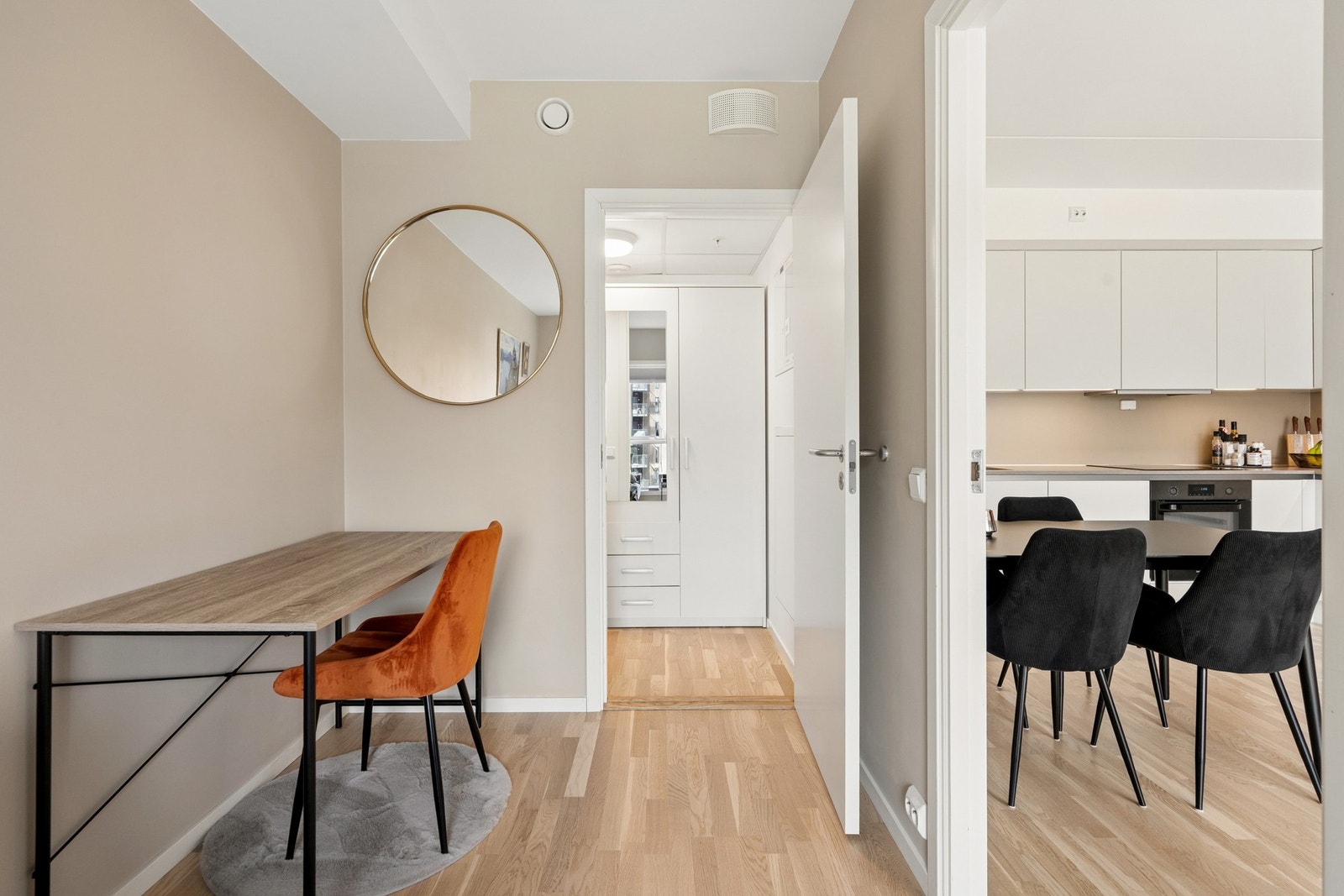 Rommet er lyst og har, som resten av leiligheten, malte, slette vegger og laminat på gulvet. Galleribilde