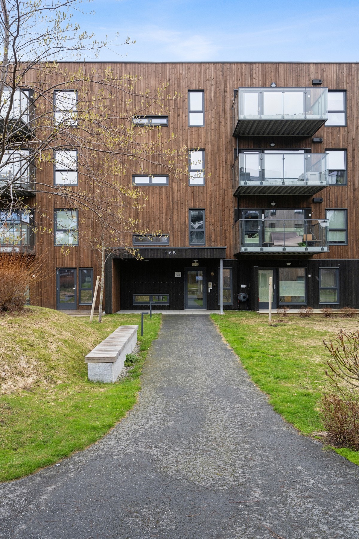 Adkomst til leiligheten via en felles midtkorridor med heis. Galleribilde