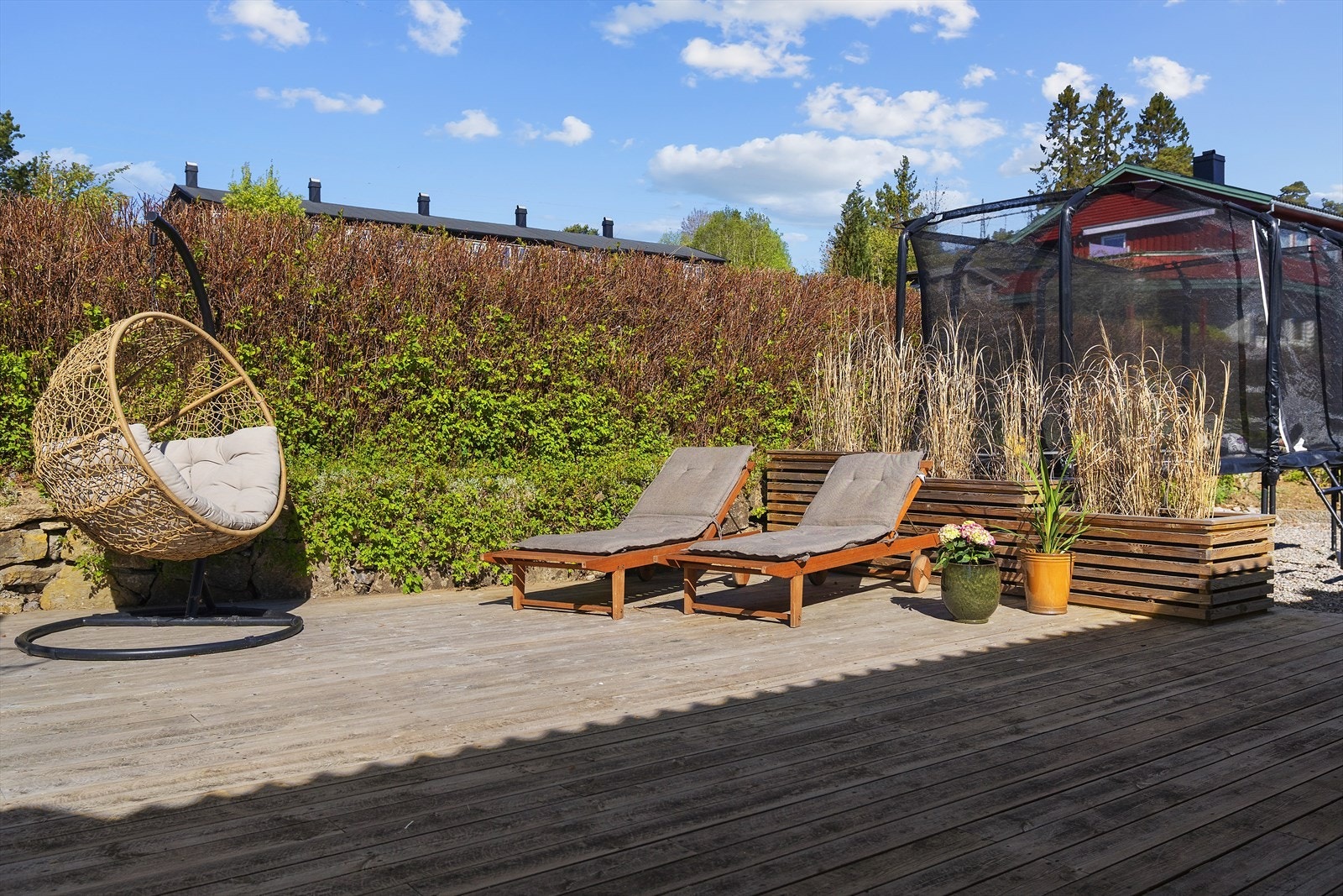 Flotte terrasseområder med god plass til flere sittegrupper Galleribilde