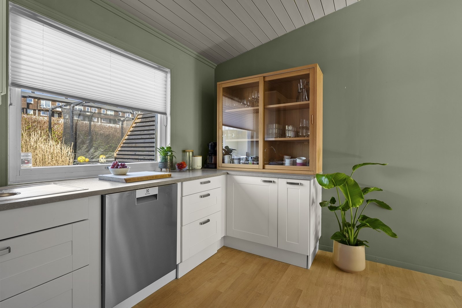 Innredningen har integrerte hvitevarer som stekeovn, platetopp, mikro og kjøl-fryseskap. Det er avsatt plass til oppvaskmaskin i innredningen Galleribilde