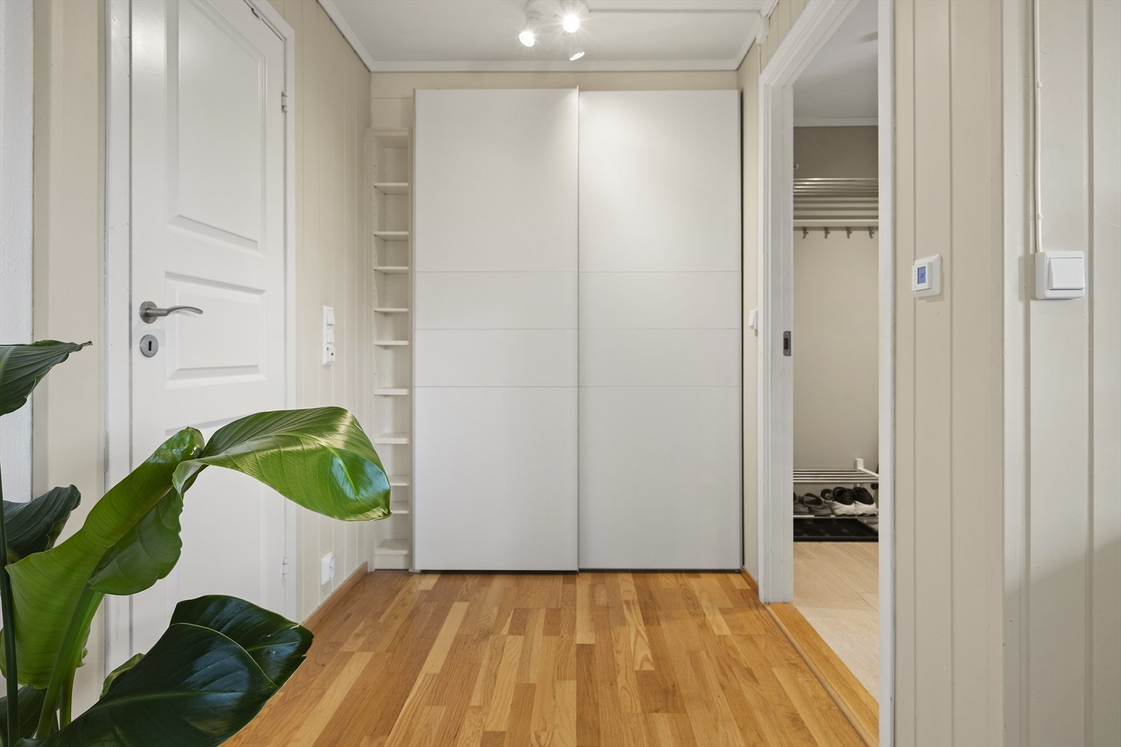 Velkommen inn i en lys entré med god plass til sko og yttertøy. Fra entréen kommer du videre inn i gang som er innredet med romslig skyvedørsgarderobe Galleribilde