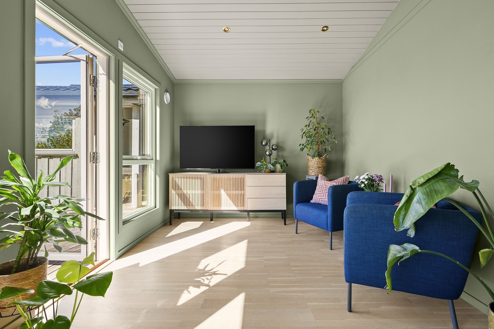 Fra stuen er det to utganger til solrik og usjenert terrasse Galleribilde