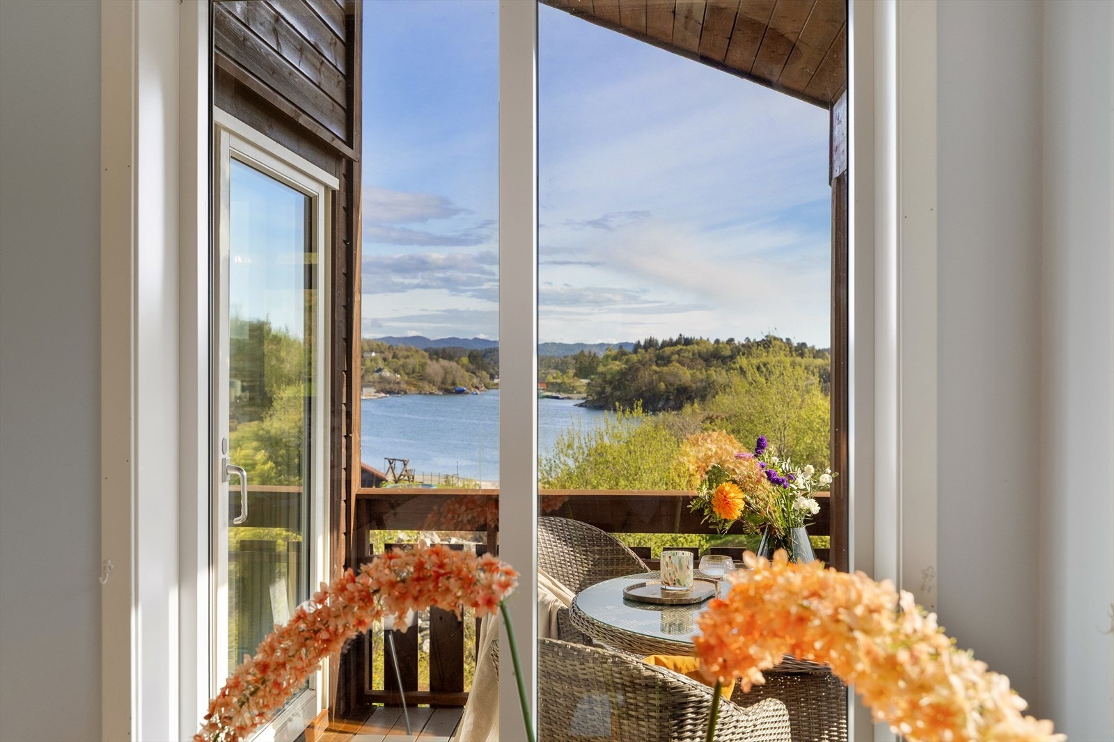 Her kan man ta morgenkaffen i sofaen, mens man følger med på inn- og utseiling! Galleribilde