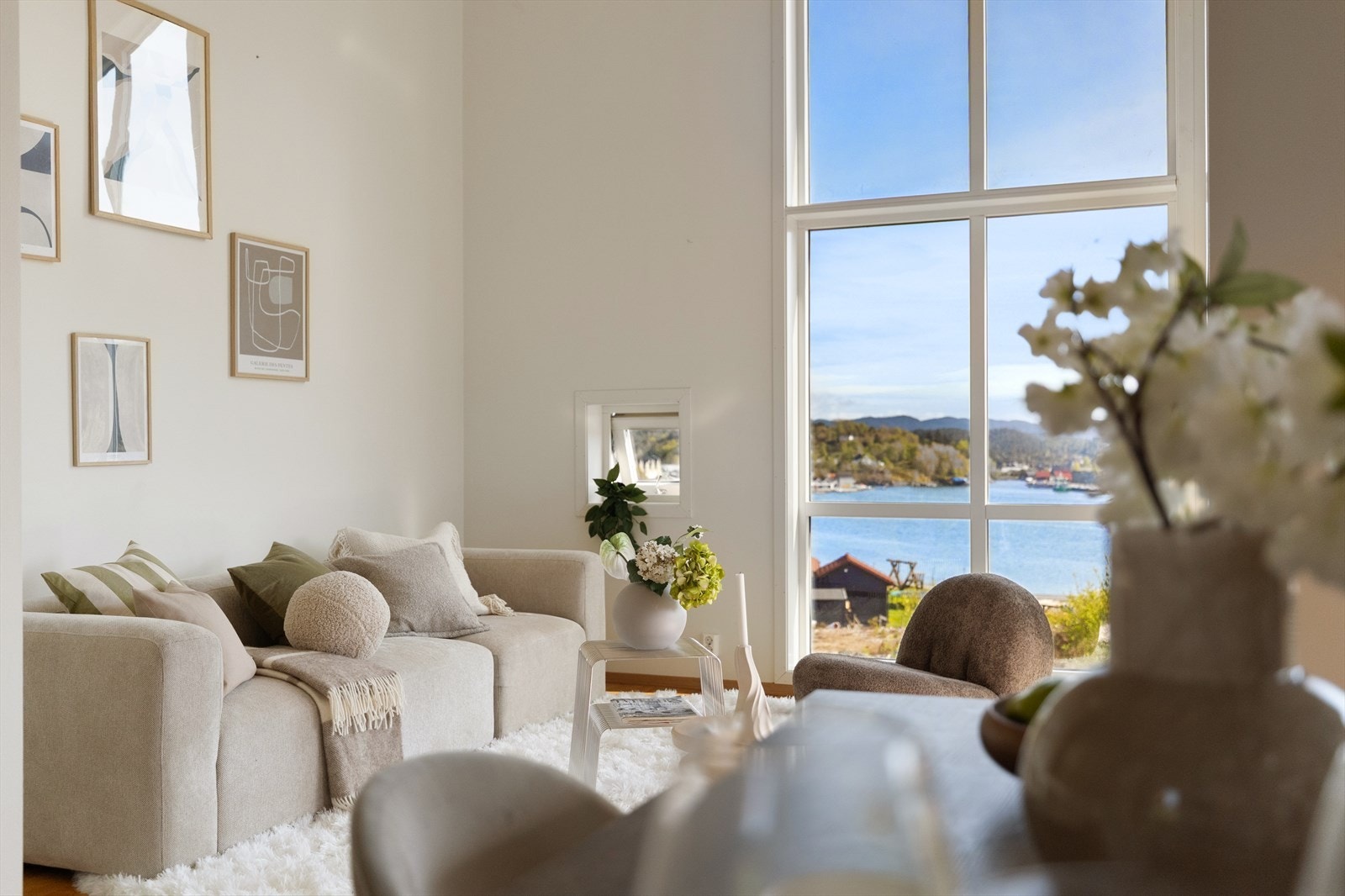 Gjennom de store vinduene nyter man nydelig utsikt mot havn og sjø. Galleribilde