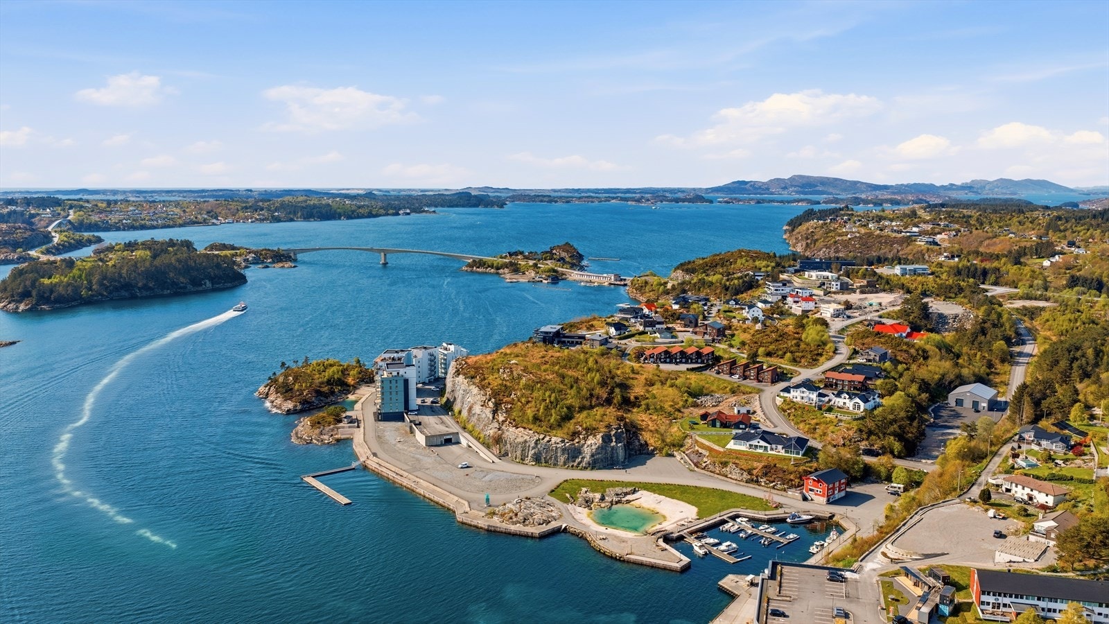 Det er ca. 2 minutt med bil til Storebøportalen. Her finnes bl.a. apotek, frisør, bank, tannlege, Coop Extra og helsesenter. Galleribilde