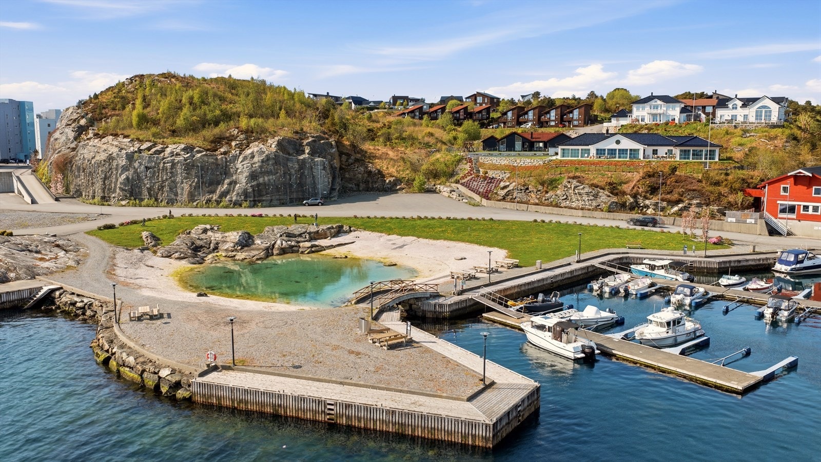 Like nedenfor eiendommen finner du populære "Austevollsbadet", samt flott gjestehavn og sandstranden i Gråsiddalen. På Storebø Brygge finnes sauna og sommeråpen kafé. Galleribilde