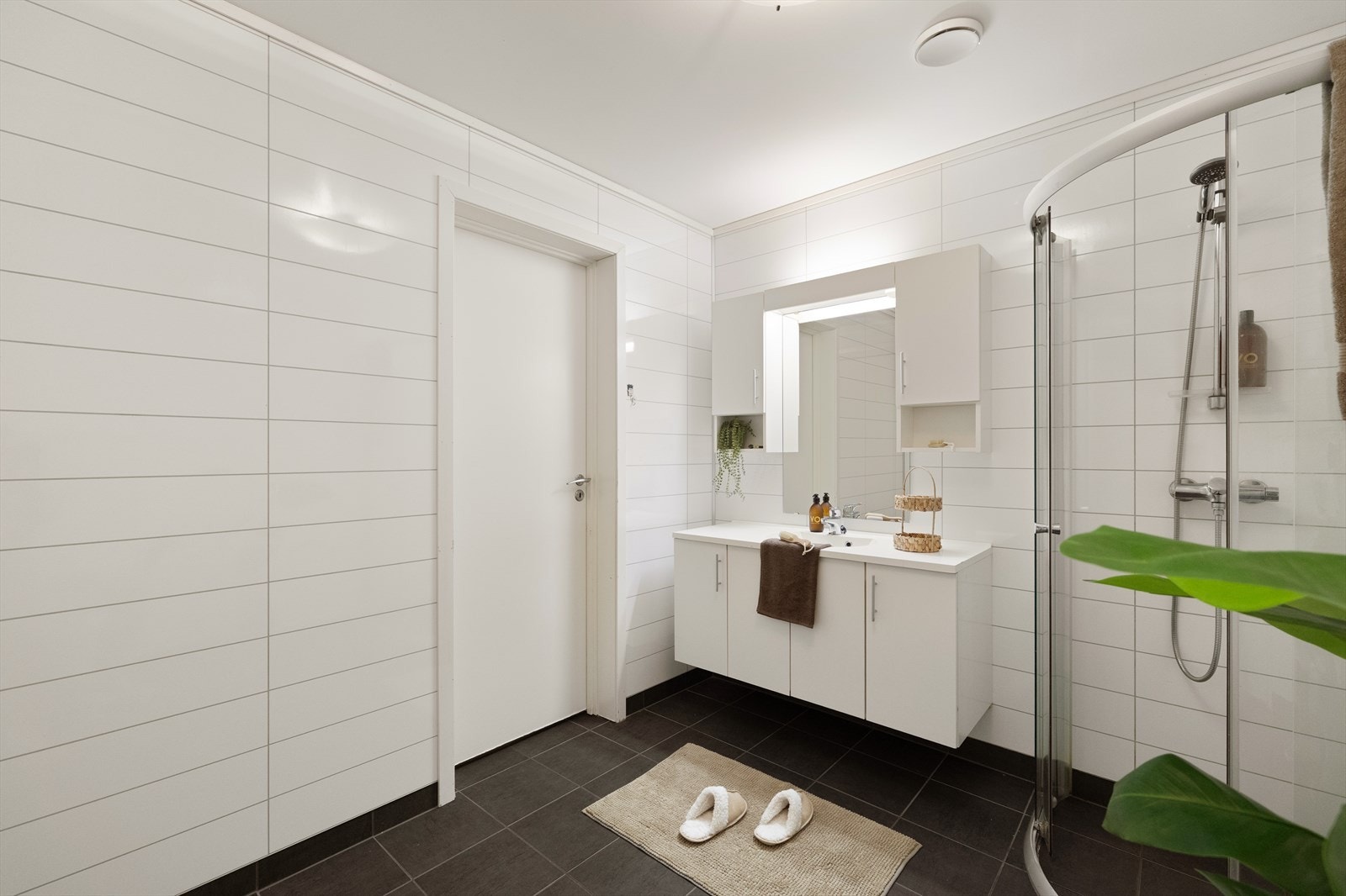 Rommet har mekanisk avtrekk med ventil i himling. Fra badet er det tilkomst til rom som i dag er innredet og nyttes som vaskerom. Rommet er i byggetegninger godkjent som bod. Galleribilde