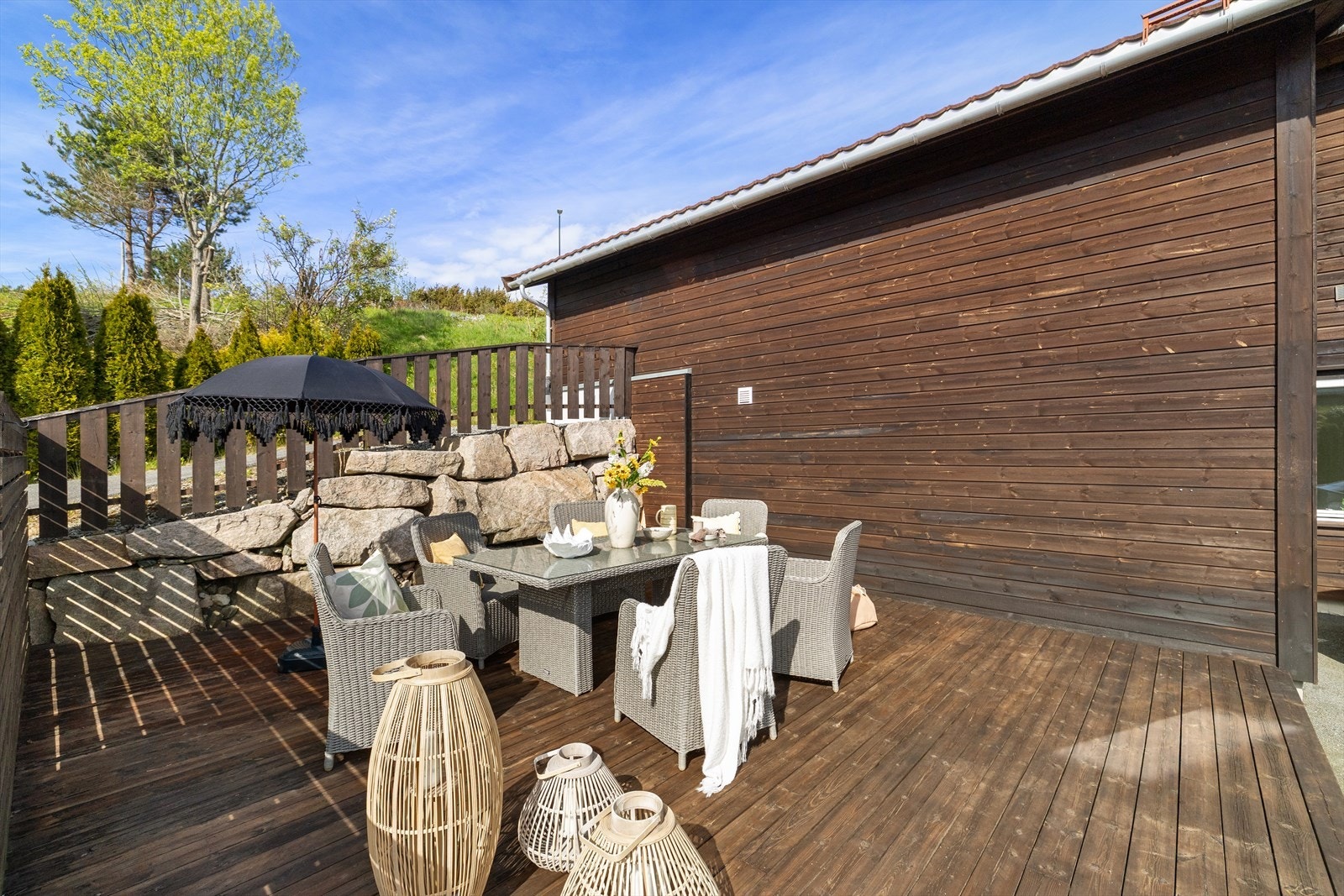 Boligen har flott terrasse med god plass til både utemøblement og grill. Galleribilde