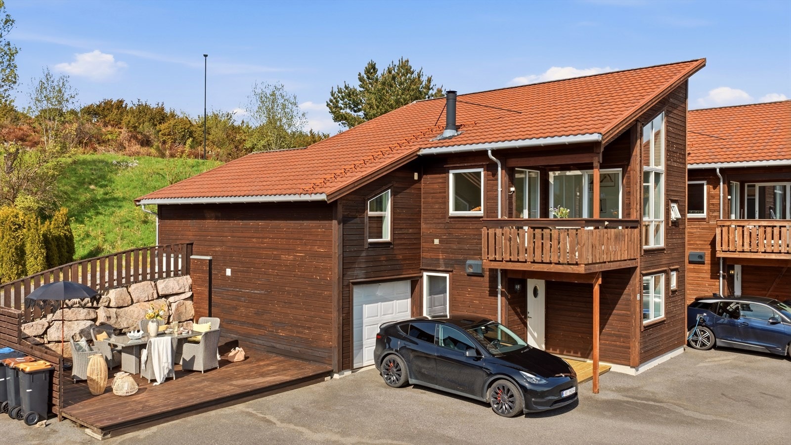 Fra huset har man kort avstand til både skoler, barnehager, dagligvarebutikker, treningssenter og mye mer! Galleribilde