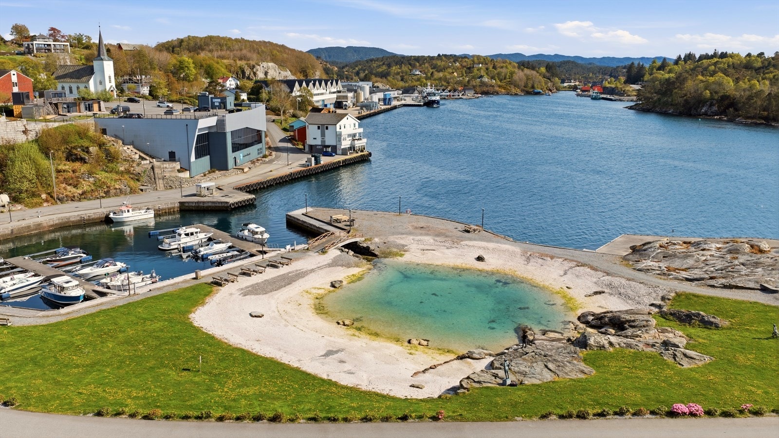 Eiendommen har en svært sentral beliggenhet med kort gangavstand til bl.a. skoler, barnehager og dagligvarebutikker - likevel med sjøen som nærmeste nabo! Galleribilde