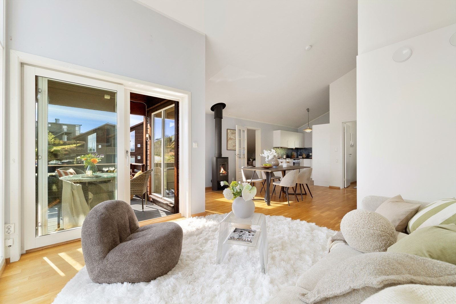 Stuen er av god størrelse, og byr på god plass til både sofa, spisegruppe og øvrig ønsket møblement. Galleribilde