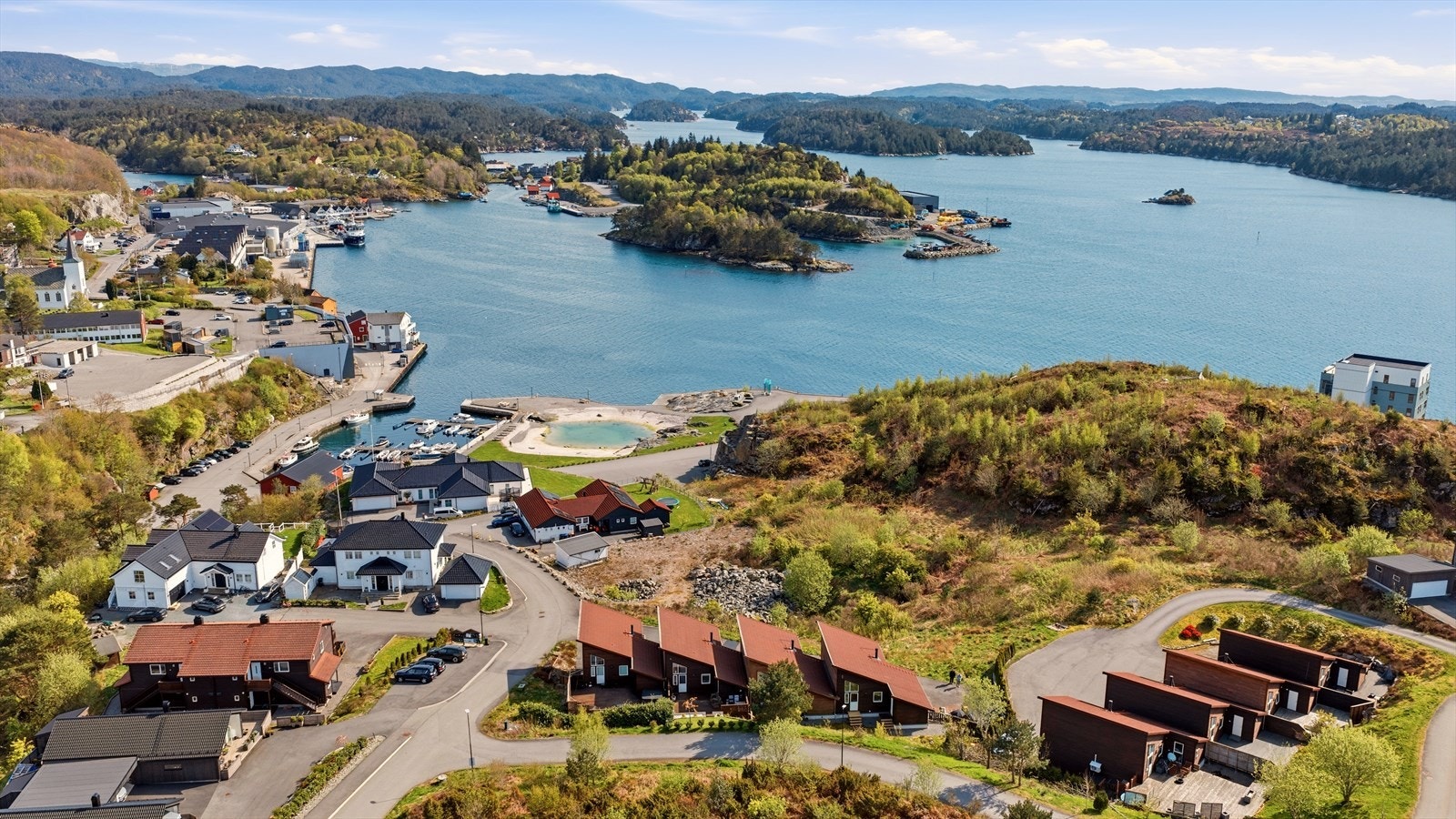 Velkommen til Prestaneset! Her bor man i attraktive omgivelser, i et etablert boligområde med både barnefamilier, unge voksne og voksne. Galleribilde