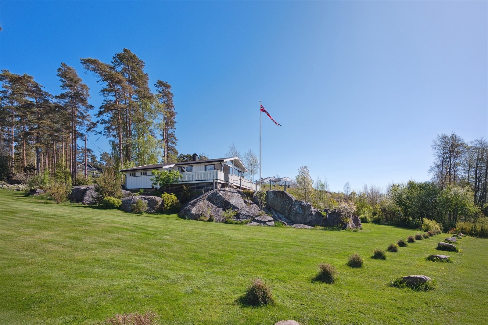 Stor tomt på over 2 mål - god plass til både avslapning og aktivitet. Galleribilde