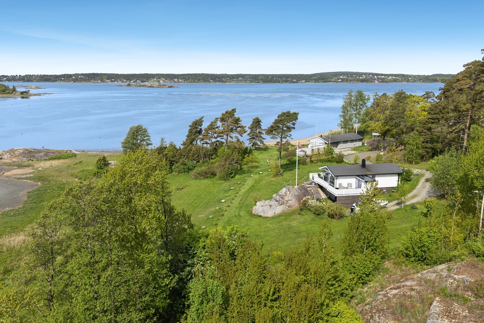 Fritidsboligen har en idyllisk beliggenhet på populære Oven - med nærhet til sjø, natur og vakker skjærgård Galleribilde