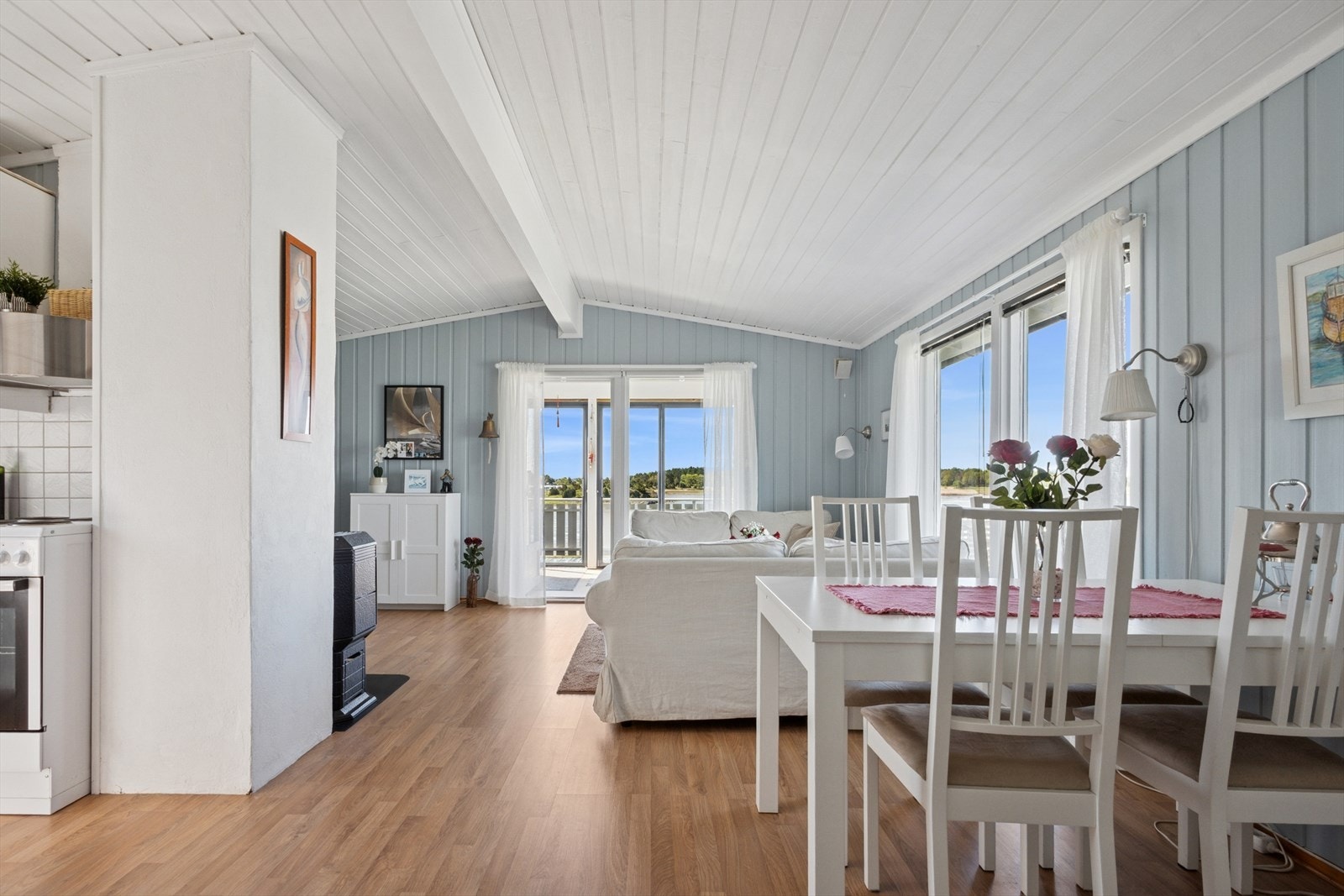Romslig og innbydende stue med god plass til sofagruppe og sosial sone Galleribilde