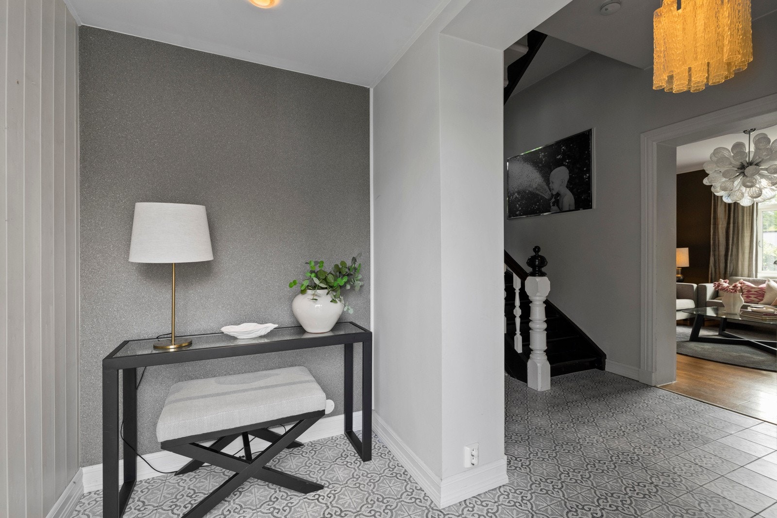 Lys og innbydende entré med klassiske mønsterfliser og dempede fargetoner. Et stilrent førsteinntrykk med tilgang til praktisk walk-in-garderobe. Galleribilde