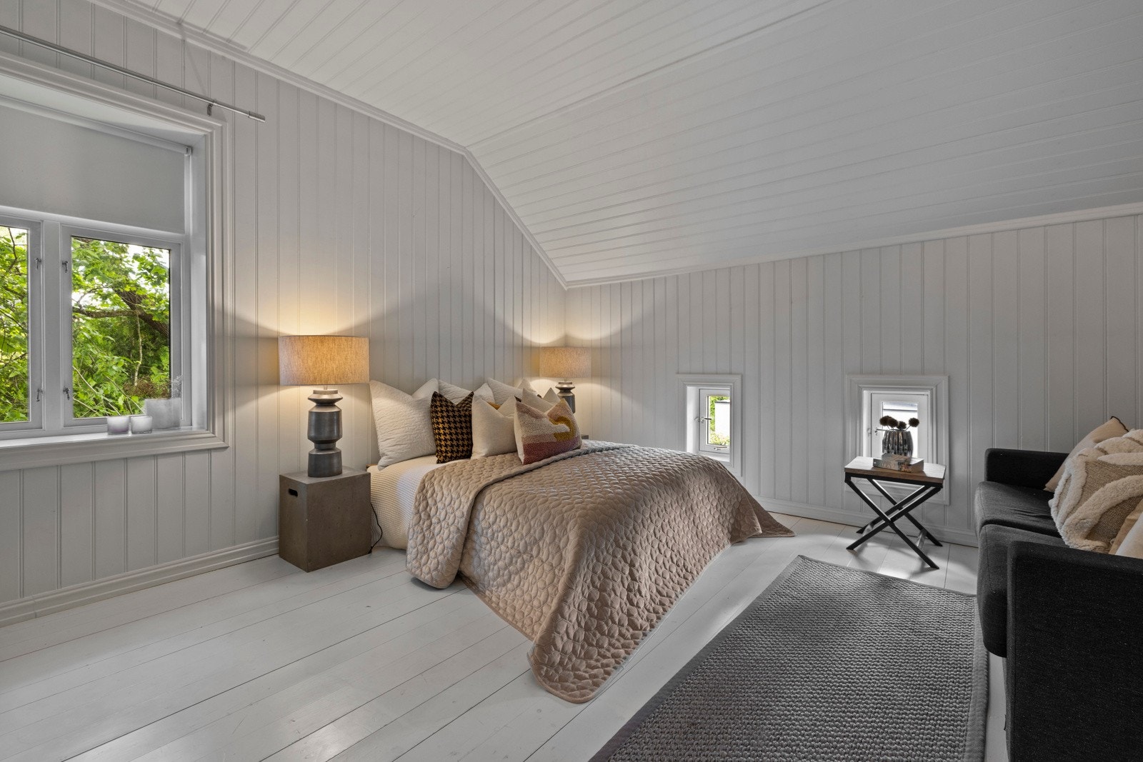 Flere vinduer og en lun atmosfære med panel på vegger og malt gulv. Rommet har plass til dobbeltseng og god garderobeløsning. Galleribilde