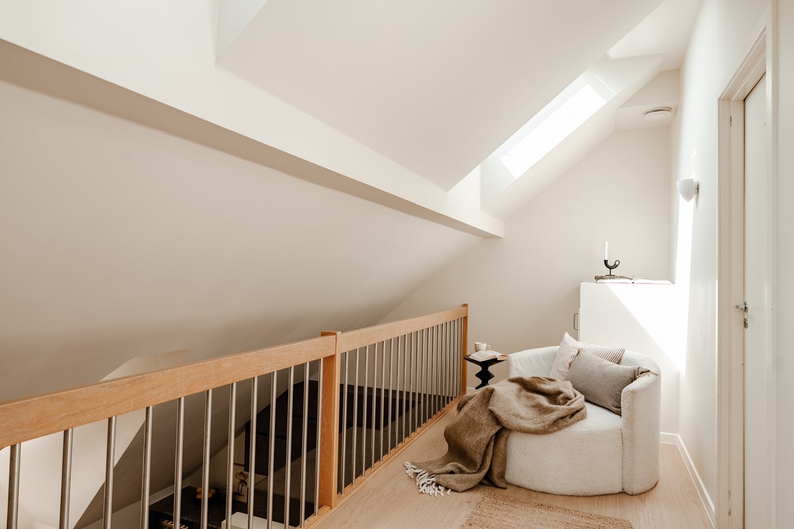 Spennende bruksområde med mange muligheter - arbeidsplass, leserom, avslapningsplass eller oppbevaring? Etasjen har et gulvareal på 29 m². Galleribilde